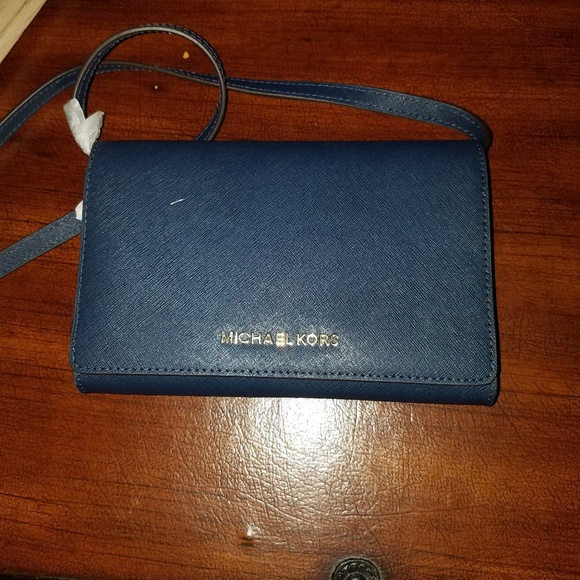 Michael Kors Handbags - Michael Kors Jet Set Crossbody Clutch